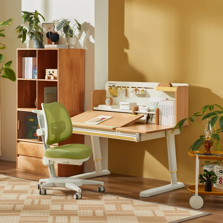 Как выбрать детский стол по возрасту